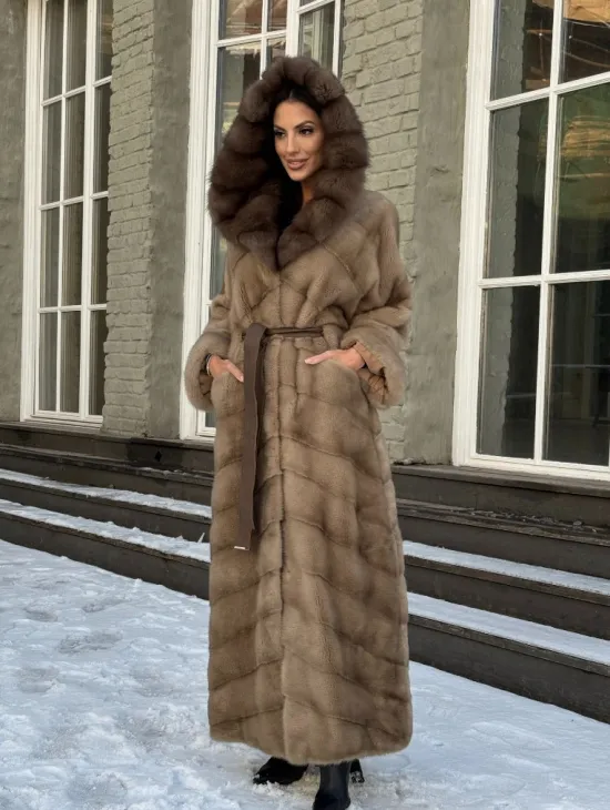 Длинная норковая шуба в цвете пастель с капюшоном из натуральной куницы - фото 6