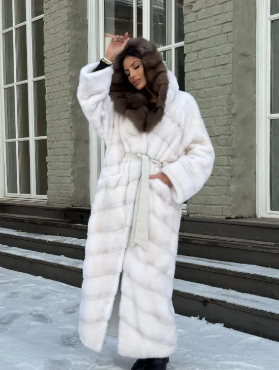 Белая длинная норковая шуба с капюшоном из натуральной куницы - фото 9