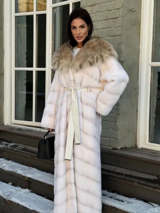 Белая длинная норковая шуба - кимоно с капюшоном из меха рыси - фото 4