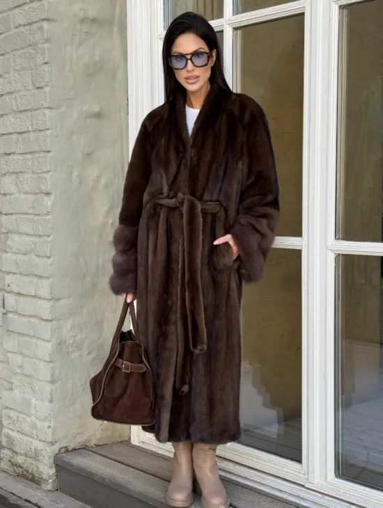 Женская норковая шуба с манжетами из роскошного меха куницы - фото 5