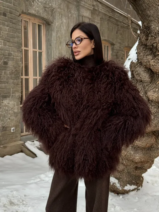 Шуба коричневая из меха ламы - фото 8