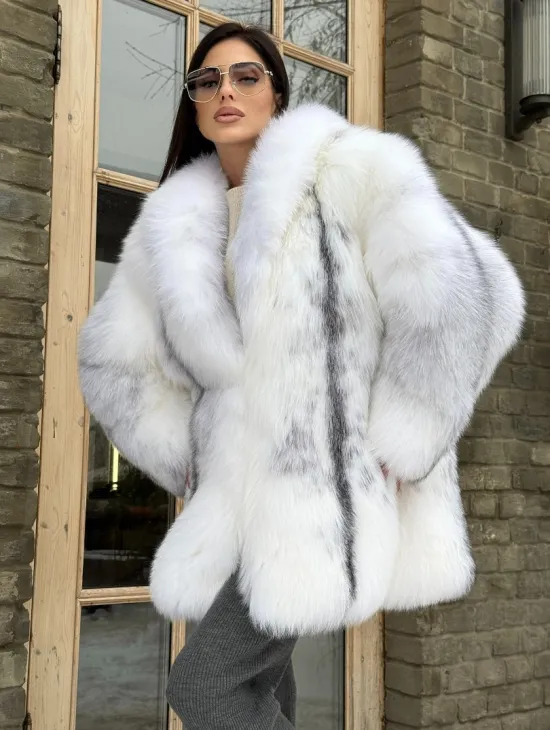Шуба из меха белой крестовой лисы с воротником шаль, цельные пластины - фото 6