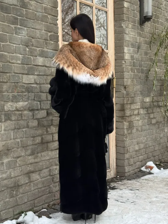 Черная длинная шуба из норки с капюшоном из меха рыси - фото 8