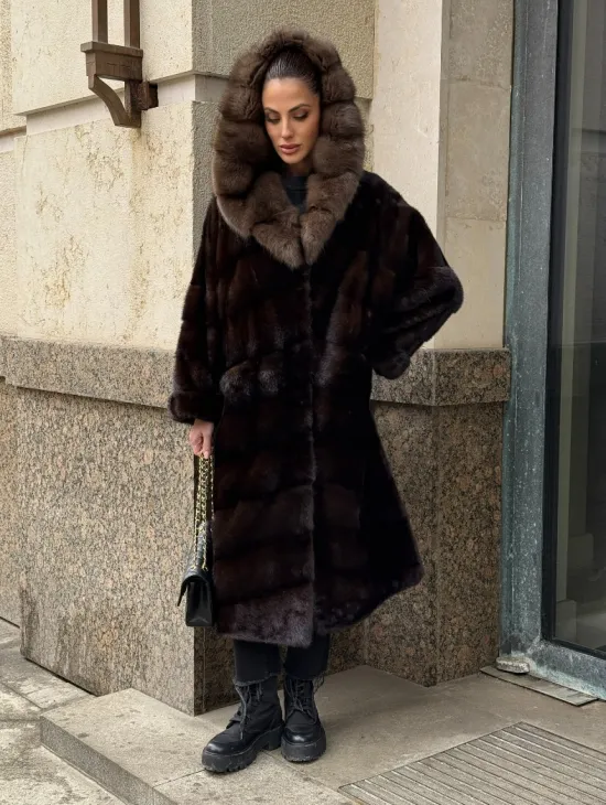 Удлиненная норковая шуба с капюшоном куница, цвет горький шоколад - фото 11