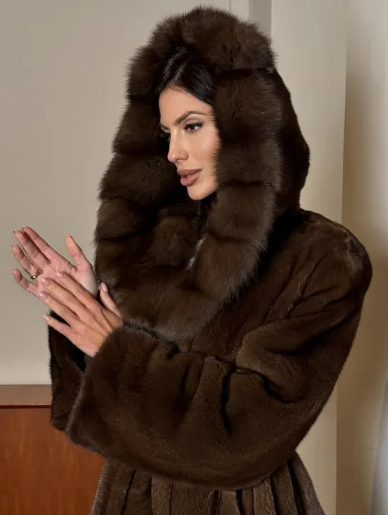 Длинная норковая шуба прямого кроя с меховым поясом и капюшоном из меха куницы - фото 1