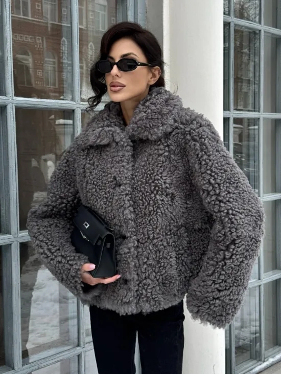 Короткая шубка из натуральной овчины с воротником апаш - фото 4