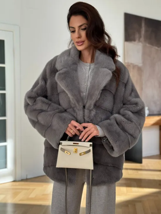 Короткая шуба с английским воротником в сером цвете - фото 4