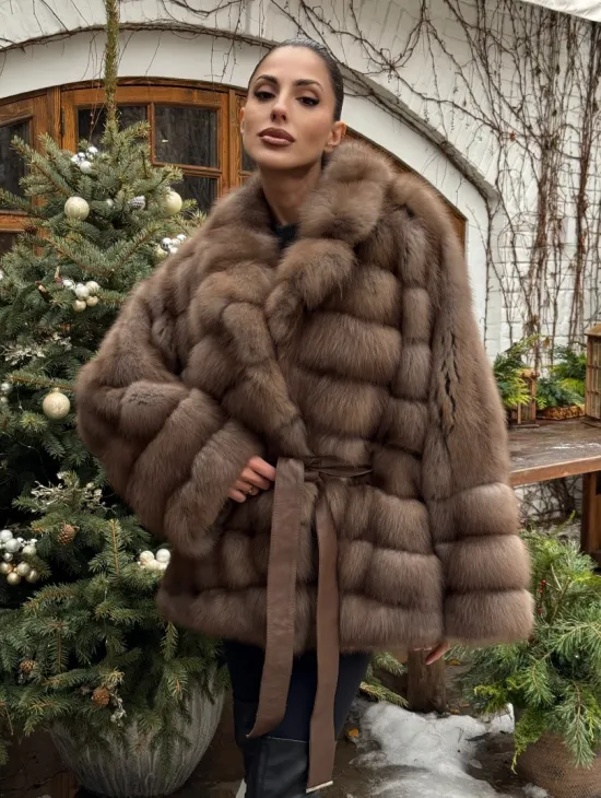 Полушубок оверсайз из меха куницы с английским воротником - фото 9