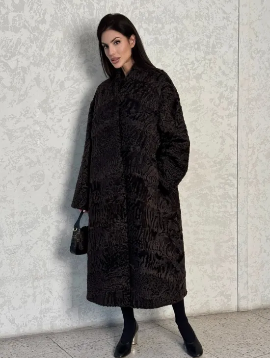 Шуба длинная из меха каракульчи в натурально-коричневом цвете - фото 11