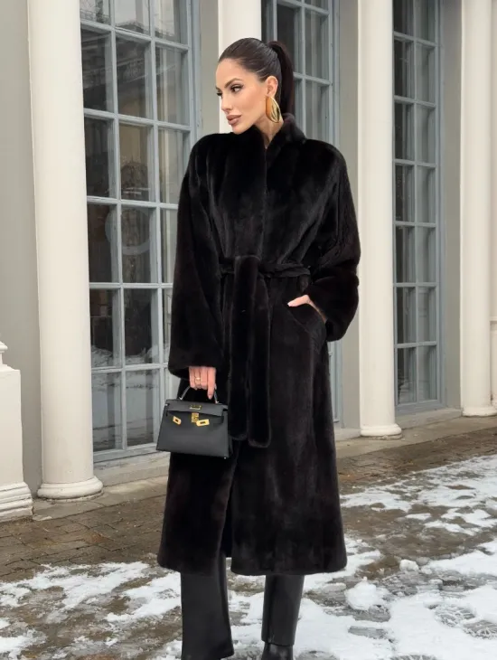 Шуба из аукционного меха норки SAGA FURS в натуральном коричневом цвете - фото 8