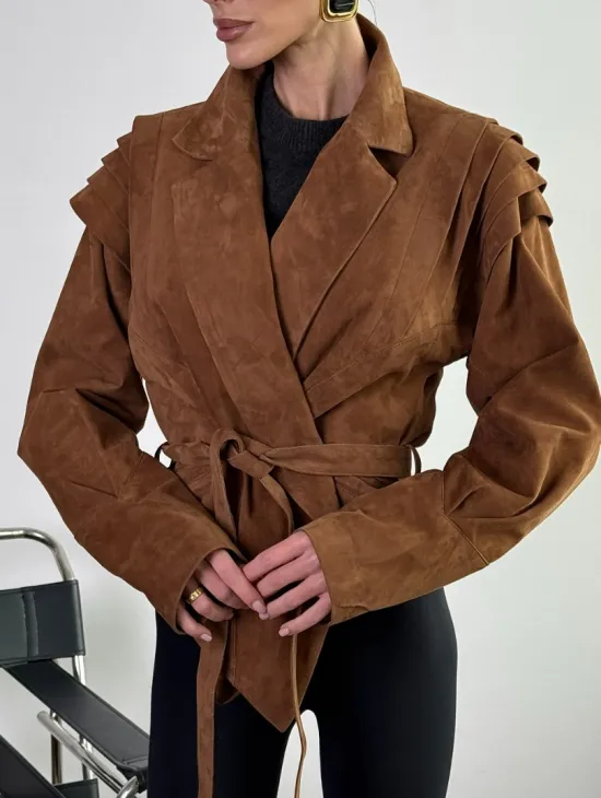 Модная приталенная куртка с плечиками - крылышками из замши Camel - фото 1