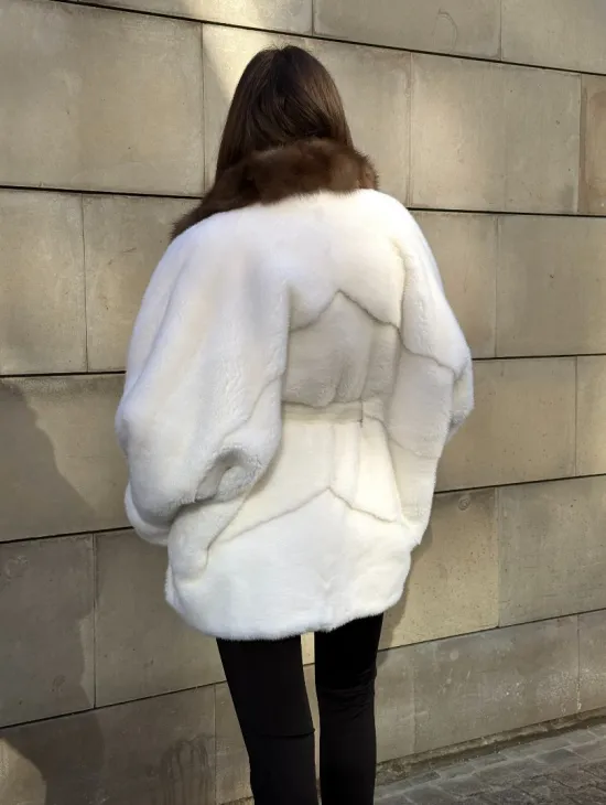 Белоснежная норковая шуба в стиле оверсайз с воротником из меха куницы - фото 8