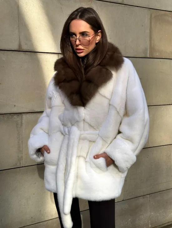 Белоснежная норковая шуба в стиле оверсайз с воротником из меха куницы - фото 5