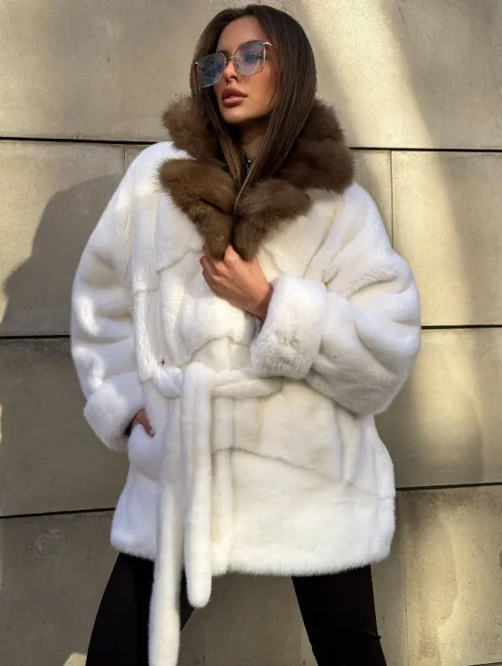 Белоснежная норковая шуба в стиле оверсайз с воротником из меха куницы - фото 2