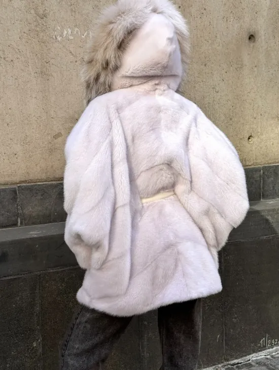 Белая норковая шуба-кимоно с капюшоном из отделки рыси - фото 3