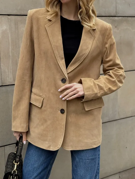 Стильный однобортный пиджак из натуральной замши в бежевом цвете - фото 2
