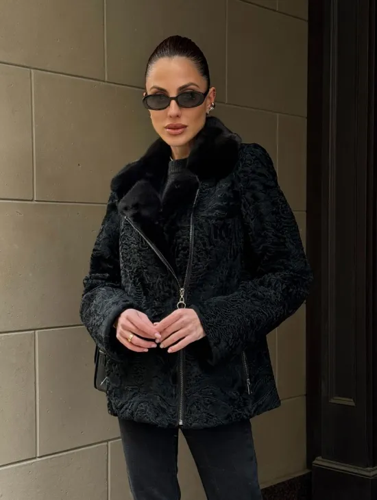 Каракулевая косуха с отделкой из меха норки на воротнике - фото 0