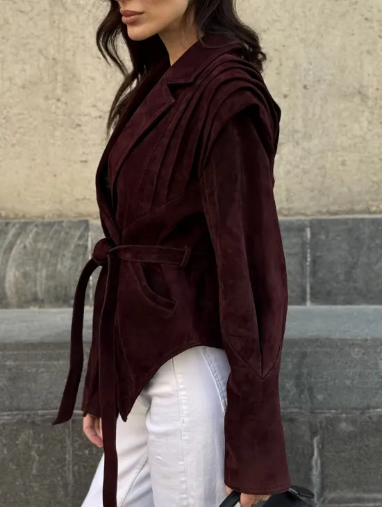 Модная приталенная куртка с плечами в стиле 90-х - фото 5