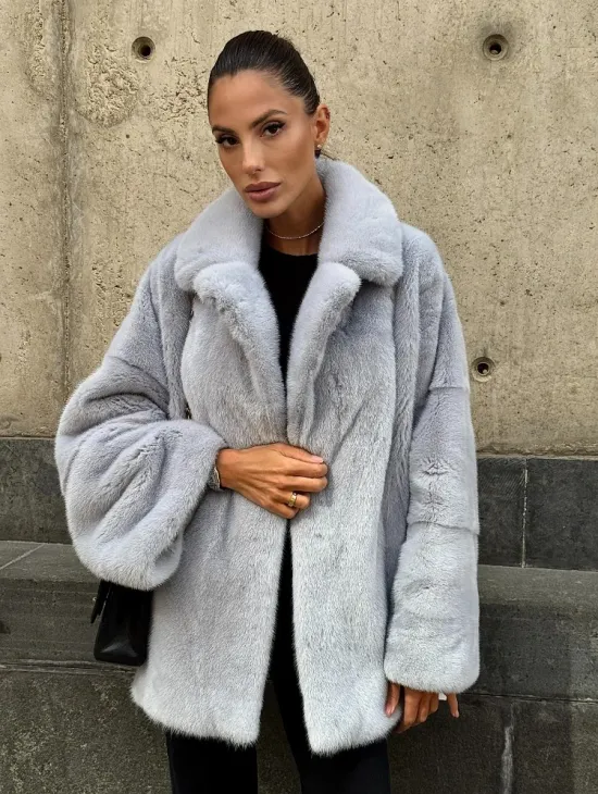 Элегантный полушубок из скандинавской норки небесно-голубого оттенка - фото 6