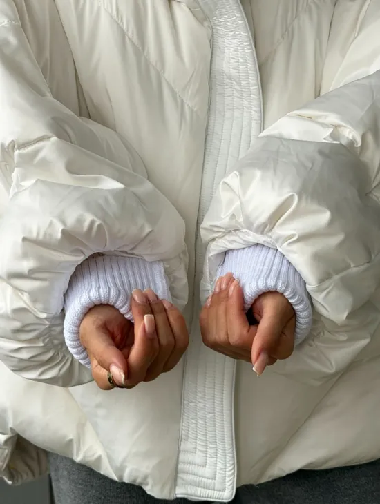 Белый зимний пуховик с мехом - фото 3