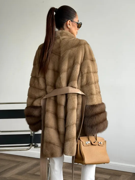 Бежевая норковая шуба с отделкой на рукавах из куницы - фото 5