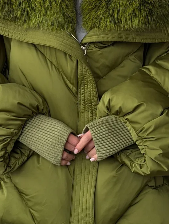 Женский стеганный пуховик с воротником чернобурки - фото 1