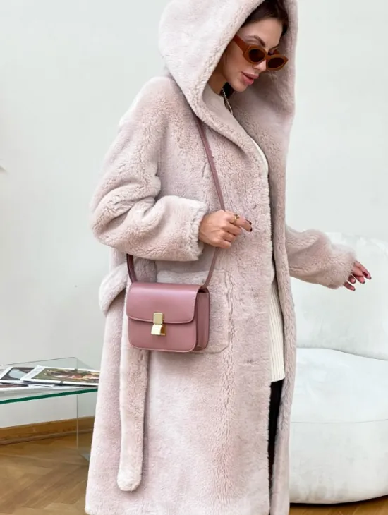 Шуба из натуральной шерсти с капюшоном под пояс - фото 1