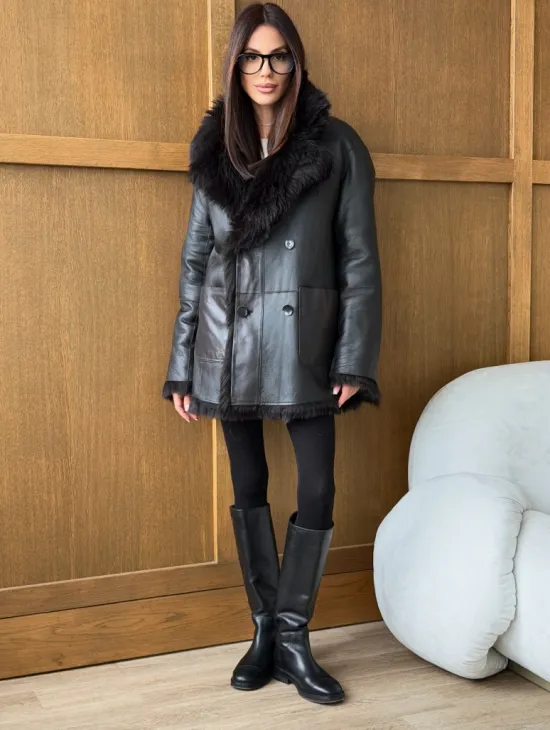 Двухсторонняя коричневая дубленка - фото 3