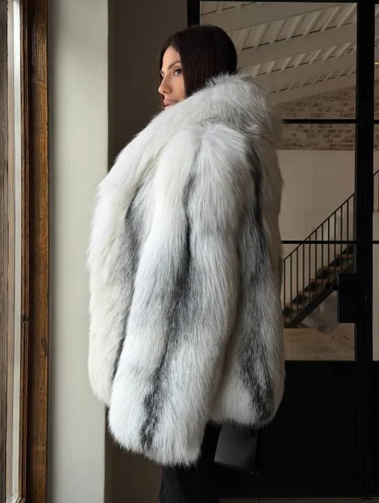 Шуба из цельного меха белой арктической лисы с шалевым воротником - фото 7