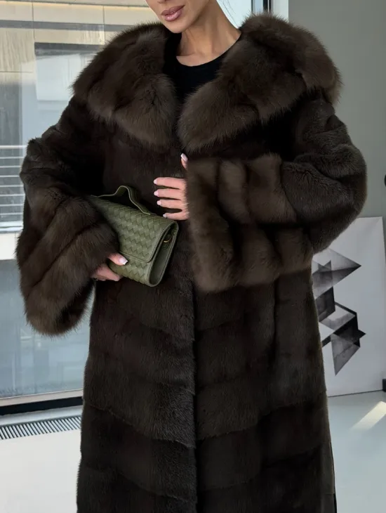 Норковая шуба с отделкой из куницы на рукавах и капюшоне - фото 3