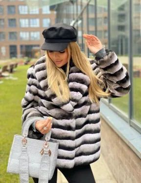 Укороченная шиншилловая шуба из меха орилага - фото 2