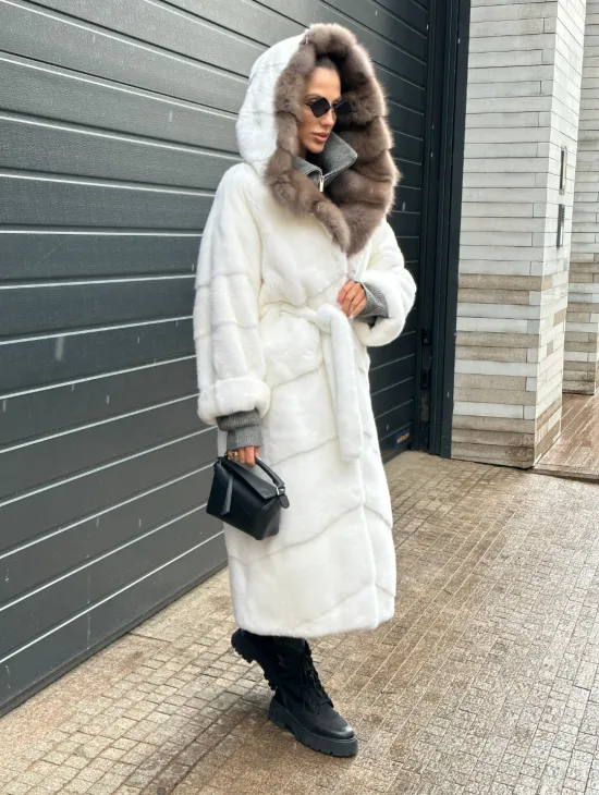 Белоснежная шуба из плюшевой норки VELVET с капюшоном из куницы - фото 2
