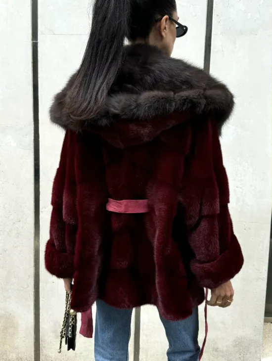 Шуба из меха норки с капюшоном из куницы бордового цвета - фото 3